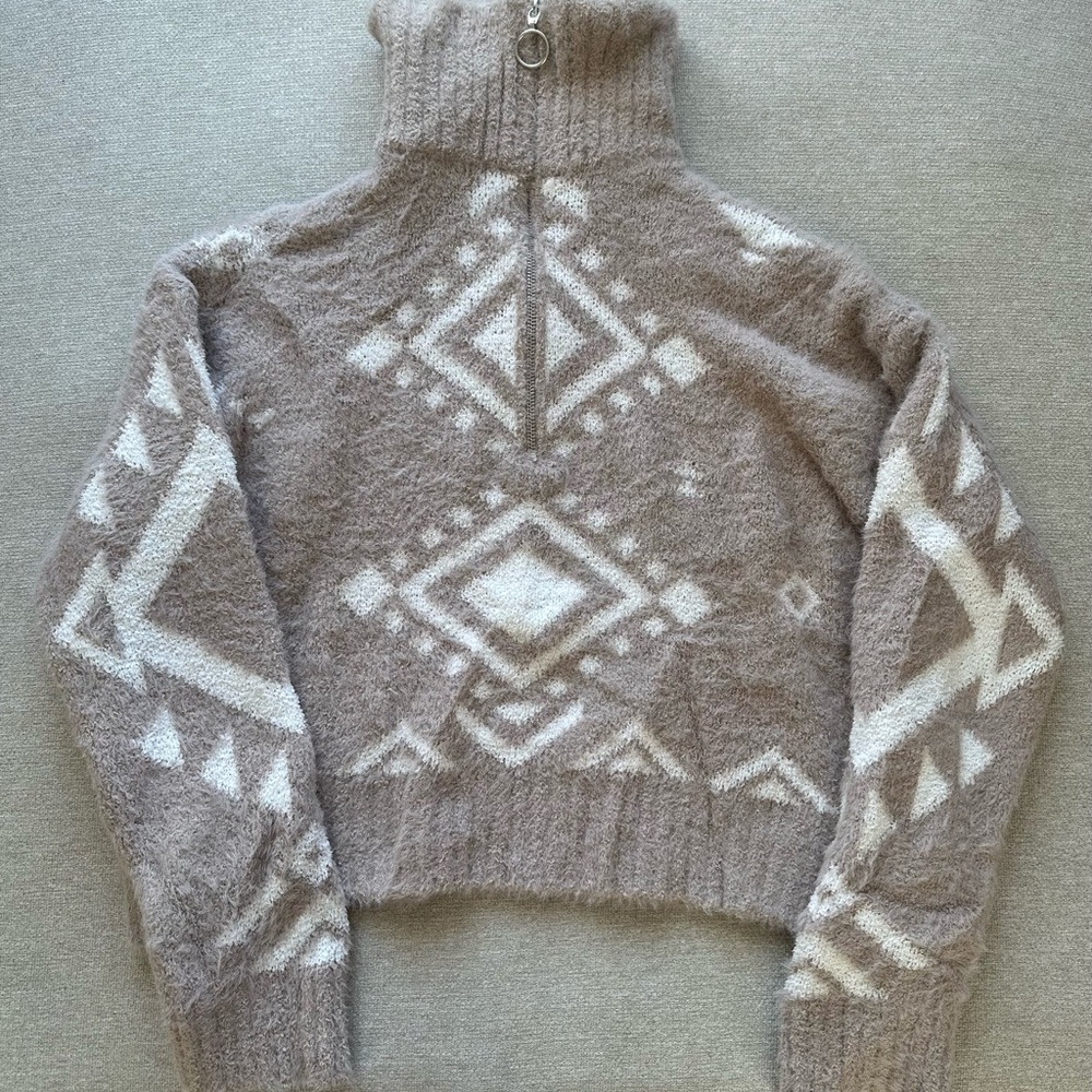 Cozy Geometric Pattern Sweater - Beige and White